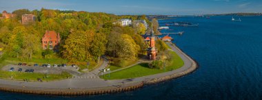 Kieler Frde 'deki Holtenau deniz fenerinin panoramik görüntüsü. Kiel Kanalı girişindeki Thiessen rıhtımının havadan görüntüsü.. 