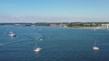 Kiel haftasında Kieler Frde 'den geçen uzun gemiler. Kiel Haftası, Kiel Fjord, Schleswig-Holstein, Almanya 'da yelkenli gemilerinin geçit töreni.