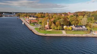 Kieler Fjorde 'deki Holtenau deniz feneri ve deniz pilotu transfer istasyonunun hava görüntüleri. Kiel Kanalı girişindeki Thiessen rıhtımının havadan görüntüsü..