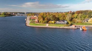 Kieler Fjorde 'deki Holtenau deniz feneri ve deniz pilotu transfer istasyonunun hava görüntüleri. Kiel Kanalı girişindeki Thiessen rıhtımının havadan görüntüsü..