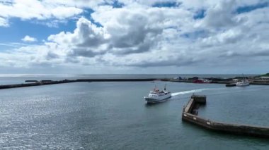 Yolcu gemisi Alman Helgoland Adası 'ndan dalgalı denizlerdeki anakaraya yelken açıyor. Kuzey Denizi, Heligoland 'ın güney limanından feribot kalkıyor. Limandan ve adaya giden turistik feribotun hava görüntüleri..