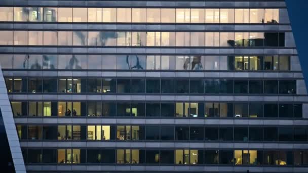 Çok Katlı Binaların Panoramik Pencerelerindeki Gece Manzarası Aydınlatılmış Bir Gökdelen — Stok video