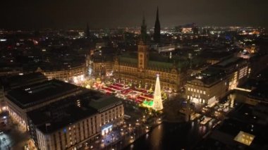 Advent 'in hava görüntüleri, Hamburg' da Noel. Rathaus, Noel pazarı, dekore edilmiş şehir merkezi ve Alster Gölü 'nün ortasına bir Noel ağacı. Yeni yıldan önce atmosfer