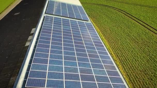 Imágenes Aéreas Paneles Solares Granero Granero Agrícola Con Módulo Fotovoltaico — Vídeos de Stock