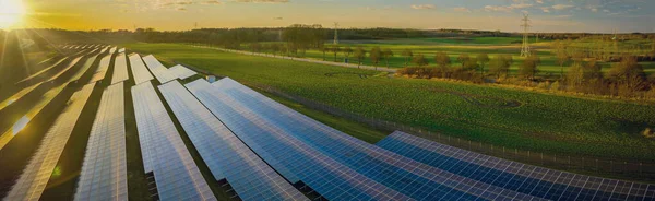Açık Alanlardaki Fotovoltaik Paneller Otoyoldaki Güneş Parkı Bir Güneş Enerjisi — Stok fotoğraf