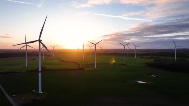 Luchtbeelden Van Zonsopgang Met Grote Draaiende Windturbine Landbouwvelden Luchtbeelden Van — Stockvideo