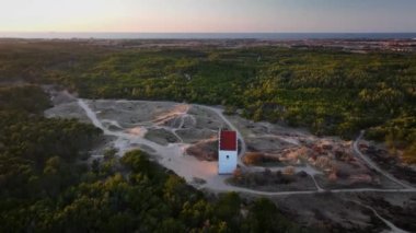 Kum kaplı Skagen kilisesi Skagen, Danimarka 'nın hava görüntüleri. İnden tilsandede kirke (kumla kaplı kilise), şehir Skagen ve liman akşam güneşi, Danimarka. 
