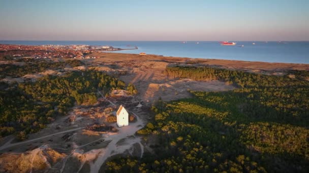 Εναέρια Πλάνα Της Σκεπασμένης Άμμο Παλιάς Εκκλησίας Skagen Skagen Δανία — Αρχείο Βίντεο