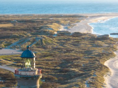 Üst kule platformu, ünlü Skagen Gri Deniz Feneri 'nin feneri, Skagen Gr Fyr sahil şeridi ve kum tepeciği Skagen, Grenen Kuzey Jutland, Skagerrak, Kuzey Denizi, Baltık Denizi. 