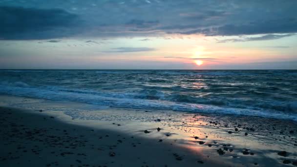 Güneş Ufukta Yavaşça Kaybolurken Kumlu Bir Sahilde Çakıl Taşlarıyla Kırılan — Stok video