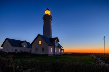 Deniz feneri Hirtshals Fyr gece aydınlatma ile. Akşamları Hirtshals Fyrlighthouse 'ın ışıklandırma sistemi, Kuzey Jutland, Danimarka, Avrupa. Hirtshals Fyr 'da lens sisteminin dönüşü.