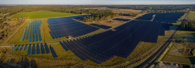 Fotovoltaik enerji santralinin çevre dostu kurulumunun panorama görüntüsü. Açık alanlardaki fotovoltaik paneller. Yenilenebilir yeşil enerji. Alternatif enerji kaynakları. Temiz enerji endüstrisi