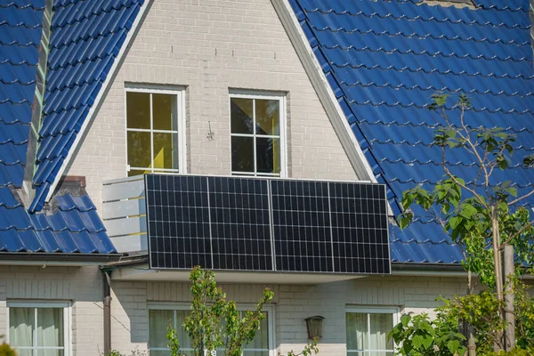Balcony太阳能电站生态友好型使用可再生能源 太阳能发电厂在阳台上为家庭生产绿色电能 Balcony发电厂 — 图库照片