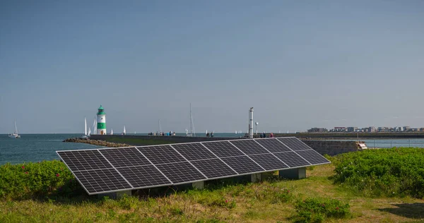 波罗的海海滨的太阳能电池板 位于施莱莱 施莱姆恩德 河口的Lotseninsel灯塔的太阳系 — 图库照片