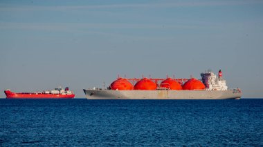 LNG (Sıvılaştırılmış Doğal Gaz) tankeri ve tankeri demirledi ve liman yakınlarında bekledi. LNG tankeri ve küçük tanker port erişimini bekliyor.