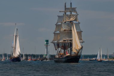 Kiel Week, Almanya 'nın kuzeyinde Schleswig-Holstein eyâletinde, Almanya' nın en büyük Volksfeste 'lerinden biri olan Kiel Regatta' da düzenlenen yıllık yelkencilik etkinliği. Deniz fenerine karşı yelkenli gemi.