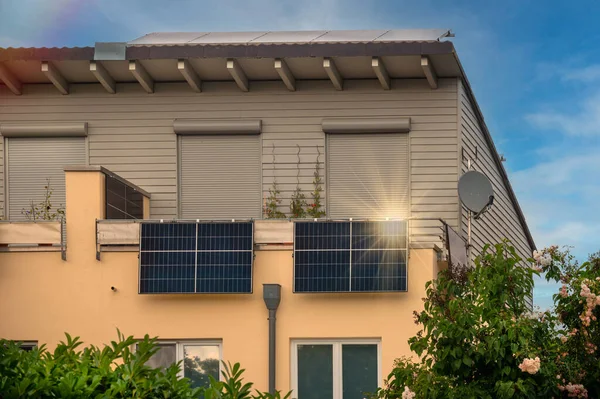 Balcony太阳能电站生态友好型使用可再生能源 具有阳光反射和特殊透镜照明效果的阳台上的太阳能发电厂 — 图库照片