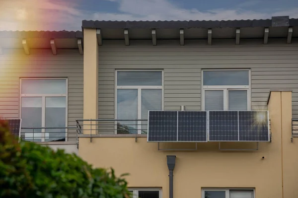 太阳能发电厂的阳台上有阳光反射和特殊的镜头闪光效果 Balcony太阳能电站生态友好型使用可再生能源 — 图库照片