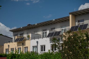 Balkonlarında güneş enerjisi santrali olan teraslı bir ev eve yeşil elektrik enerjisi üretmek için. Balkon güneş enerjisi santrali yenilenebilir enerji kullanmak için çevre dostu. 