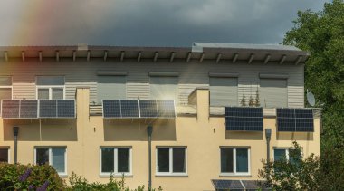 Güneş enerjisi santrali olan teraslı bir ev balkonlarda güneş ışığı yansıması ve ışık efekti yapan özel bir mercek. Balkon güneş enerjisi santrali yenilenebilir enerji kullanmak için çevre dostu. 