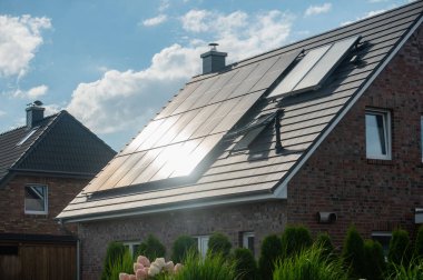 Güneş enerjisi santrali yenilenebilir enerji kullanmak için çevre dostu. Ev için yeşil elektrik enerjisi üretmek için meskun evin çatısındaki güneş enerjisi santrali. Döşemeli çatıdaki fotovoltaik paneller.