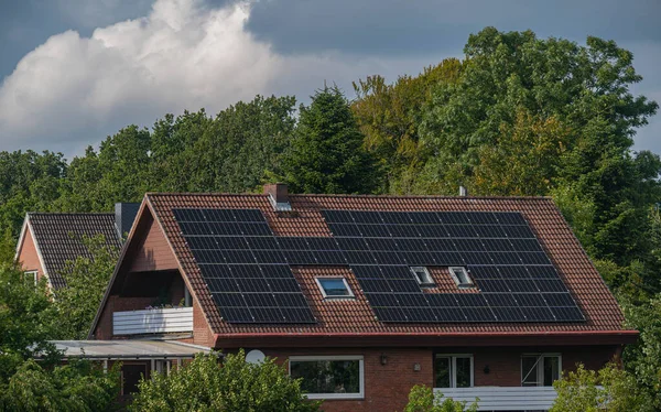 太阳能发电厂生态友好地使用可再生能源 太阳能发电厂位于住宅屋顶上 为家庭生产绿色电力 屋顶上的光伏面板 — 图库照片