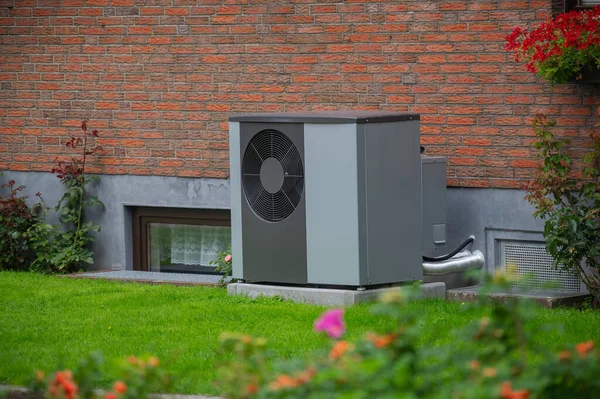 Thermopompe Air Installée Sur Façade Extérieure Vieille Maison Des Solutions Image En Vente