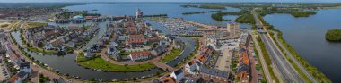 Limandan ve kasabadan panorama hava görüntüsü su köprüsü ile Harderwijk Aquaduct Veluwemeer araçların ve suyun geçişine izin veriyor.. 
