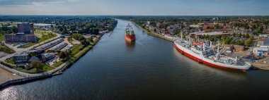Kiel Kanalı 'nın havadan görünüşü, Rendsburg limanı ve karavan kampı alanı. Rendsburg Limanı 'nda demirlemiş dünyanın en büyük müze nakliye gemisinin havadan görüntüsü. Kiel Kanalı 'ndaki tanker gemisi, Schleswig-Holstein. 