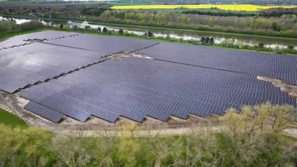 Drone Desliza Derecha Izquierda Revelando Paneles Solares Fotovoltaicos Montados Tierra — Vídeos de Stock
