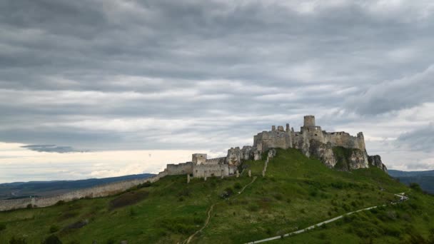 Timelapse Castelo Spissky Hrad Eslováquia Com Nuvens Grupo Turístico Subindo — Vídeo de Stock