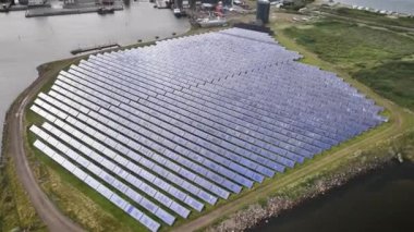 Fotovoltaikler kıyı şeridi boyunca açık alanlara yerleştirildi. Kasabanın enerji ihtiyaçları için Hvide Sande limanının yanındaki güneş enerjisi tesisi, güneş enerjisi santrali aracılığıyla ısınma talepleri.