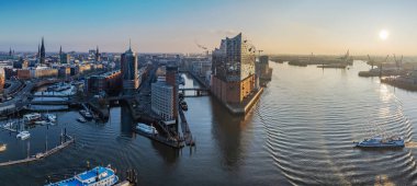 Hamburg limanının Elbphilharmonie, kanallar, tekneler ve şehrin mimari silueti manzarası. Elbphilharmonie, Hafencity ve Hamburg şehir merkezinin hava manzarası.