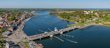 Almanya 'nın kuzeyinde Schleswig-Holstein eyâletinde, Kappeln' in tarihi eski kenti, akan trafiği olan liman ve köprü üzerindeki hava görüntüleri..