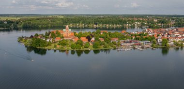 Almanya 'nın kuzeyinde Schleswig-Holstein eyâletinde, Ratzeburg Gölü' ndeki eski kasaba, marina, yeşil adada katedralli panoramik hava manzarası.