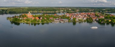 Almanya 'nın kuzeyinde Schleswig-Holstein eyâletinde, Ratzeburg Gölü' nde, yeşil ada, eski kasaba, marina ve tur teknesiyle Ratzeburg 'un panoramik hava manzarası..