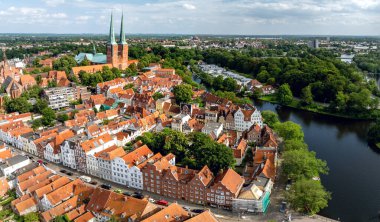 Lbecks 'in kuzey Almanya' daki ikiz St. Marys Kilisesi (Marienkirche) ikiz kuleleri, kırmızı kiremitli tuğla mimarisi ve dolambaçlı Trave nehri olan tarihi kenti..