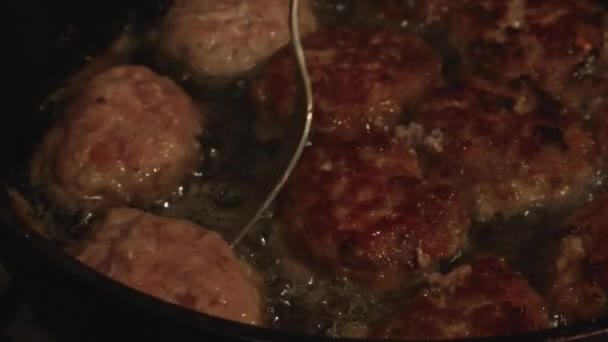 自制肉丸子或肉片在自家厨房用葵花籽油放在锅里煎 高质量的4K镜头 — 图库视频影像