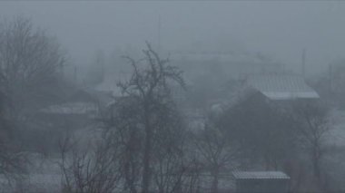  Şehirde kar var. Gündüz vakti şehirde yoğun kar yağışı var. Yüksek kaliteli FullHD görüntüler