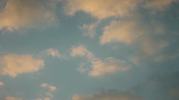 Langit Biru Dengan Awan Dan Matahari Awan Saat Matahari Terbit — Stok Video
