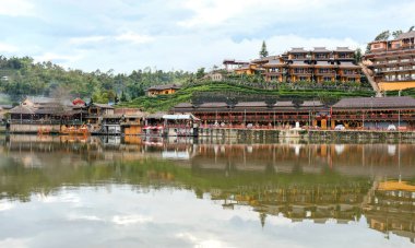 Ban Rak Tayland Köyü, Tayland 'ın Mae Hong Son bölgesinde gölü olan bir Çin yerleşim yeri..