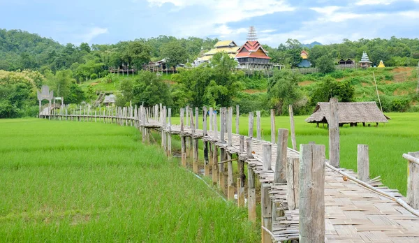 stock image Su Tong Pae Bamboo bridge for walking across rice fields , The Longest bamboo bridge in Thailand.