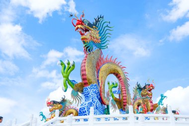 Suan Sawan 'da, Sawan Park' ta ya da Tayland 'ın Nakhon Sawan eyaletindeki Cennet Parkı' nda dans eden altın ejder..