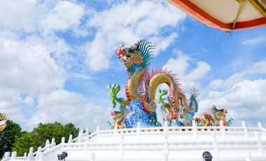 Suan Sawan 'da, Sawan Park' ta ya da Tayland 'ın Nakhon Sawan eyaletindeki Cennet Parkı' nda dans eden altın ejder..