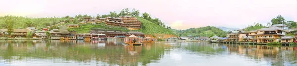 メーホンソン省の湖と中国の決済バンラックタイ村のパノラマ写真 — ストック写真