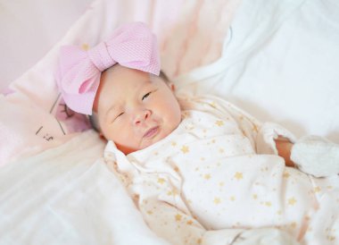 Yeni doğmuş Asyalı kız, 1 gün yaşında, Asyalı gözlü.