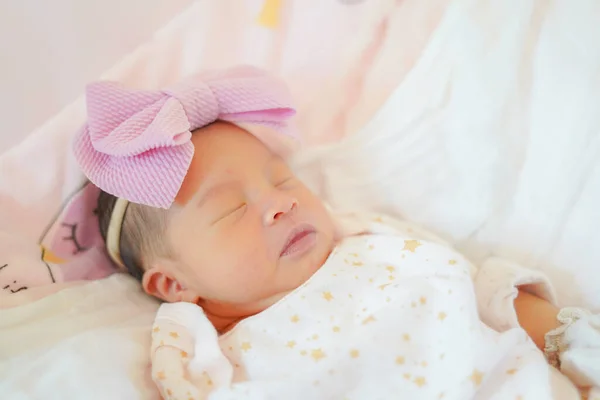 Bebé Recién Nacido Chica Asiática Día Edad Ojos Asiáticos — Foto de Stock