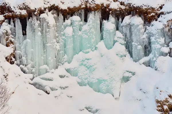 凍った滝と雪に覆われた岩と冬の不思議の国 フラウンフォサール アイスランド — ストック写真