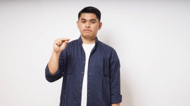 Asyalı adam işaret dilini eliyle kullanıyor. İşaret dilini elle öğren. ASL Amerikan İşaret Dili