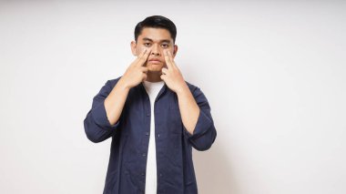 Asyalı adam işaret dilini eliyle kullanıyor. İşaret dilini elle öğren. ASL Amerikan İşaret Dili